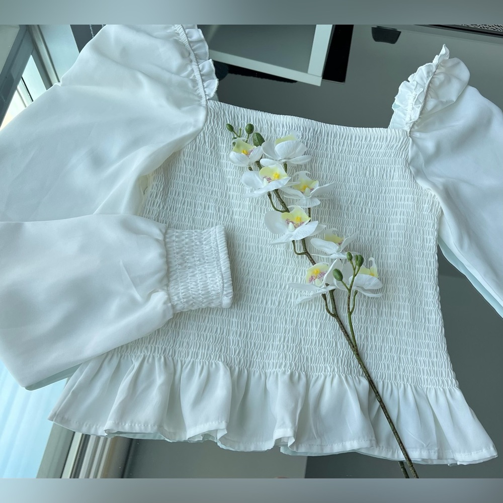 White blouse, size (M) very good condition barely used.